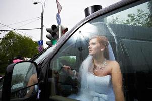 elegante bruid in grote auto