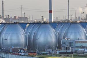 ontzilting fabriek in Hamburg haven metalen eieren foto
