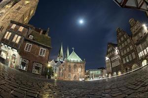 Bremen oud stad- historisch centrum kerk koepel stad hal nacht visie foto