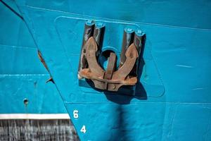 verroest robuust anker Aan blauw visvangst schip foto