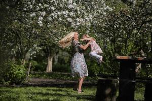 familie genieten van buitenshuis foto