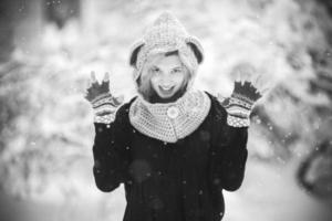 vrouw in sneeuw foto