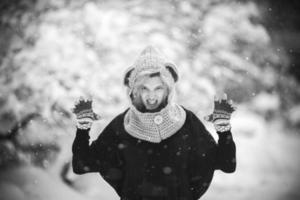 vrouw in sneeuw foto