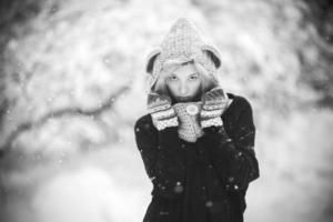 vrouw in sneeuw foto