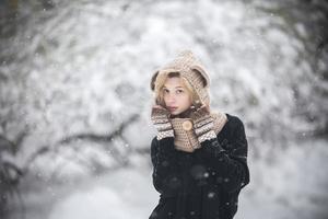 vrouw in sneeuw foto