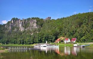 visie Aan de bastei rotsen en de rivier- Elbe, met wie een historisch stoom- boot foto