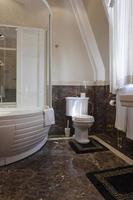 luxe badkamer met marmeren vloer foto