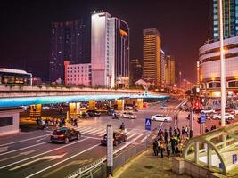 changsha.china-17 oktober 2018.onbekend mensen kruispunt kruising weg en verkeer in Changsha stad china.changsha is de hoofdstad en meest dichtbevolkt stad van hunan provincie in China foto