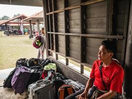 loei.thailand-16 feb 2019.onbekend portier Mens aan het wachten trekkers naar plukken hen zak Aan phu kradueng berg nationaal park in loei stad Thailand. foto