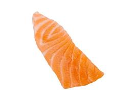 vers rauw Zalm plak sashimi filet geïsoleerd Aan wit achtergrond foto