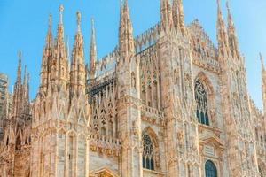 beroemde kerk Milaan kathedraal duomo di milano met gotische torenspitsen en witmarmeren beelden. top toeristische attractie op piazza in Milaan, Lombardije, Italië. brede kijkhoek van oude gotische architectuur en kunst foto