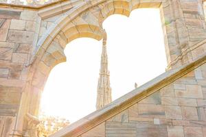 dak van de kathedraal van Milaan Duomo di Milano met gotische torenspitsen en witmarmeren beelden. top toeristische attractie op piazza in milaan, lombardia, italië. brede hoekmening van oude gotische architectuur en kunst. foto