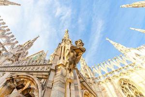 dak van de kathedraal van Milaan Duomo di Milano met gotische torenspitsen en witmarmeren beelden. top toeristische attractie op piazza in milaan, lombardia, italië. brede hoekmening van oude gotische architectuur en kunst. foto