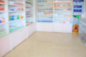 apotheekplanken gevuld met medicatie wazige achtergrond foto