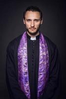 portret van jonge priester foto