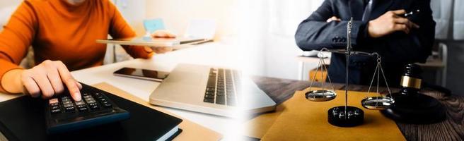 zaken en advocaten bespreken contractpapieren met koperen schaal op bureau in kantoor. wet, juridische diensten, advies, rechtvaardigheid en wet concept foto met film grain effect