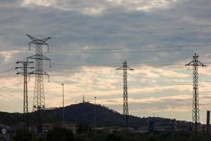 elektrisch torens ondersteunen de koper kabels dat zenden en vervoer elektriciteit foto