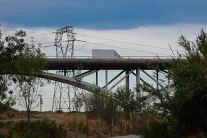 modern brug over- een rivier- over- welke groot voertuigen en toeristen slagen voor. foto