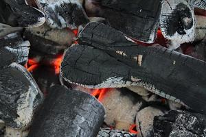 heet oranje brandend steenkool Aan een barbecue grillen. foto