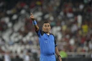 rio, Brazilië - maart 03, 2018 - joao batista de arruda scheidsrechter in bij elkaar passen tussen flamengo en botafogo door de carioca kampioenschap in nilton santos stadion foto