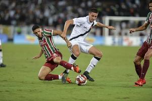 rio, Brazilië - maart 07, 2018 - douglas en thiago galhardo speler in bij elkaar passen tussen vasco en fluminense door de carioca kampioenschap in nilton santos stadion foto