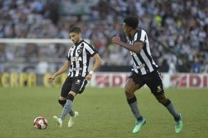 rio, Brazilië - april 01, 2018 - rodrigo pimpao speler in bij elkaar passen tussen botafogo en vasco door de carioca kampioenschap in nilton santos stadion foto