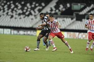 rio, Brazilië - maart 06, 2018 - ezequiël speler in bij elkaar passen tussen botafogo en bangu door de carioca kampioenschap in nilton santos stadion foto