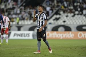 rio, Brazilië - maart 06, 2018 - kieza speler in bij elkaar passen tussen botafogo en bangu door de carioca kampioenschap in nilton santos stadion foto