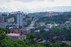 vladivostok, primorsky krai - juli 13, 2019 stadsgezicht met straat en gebouw keer bekeken foto