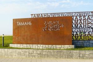 taman, Rusland - augustus 1, 2022 stad landschap met een visie van de mijlpaal. foto