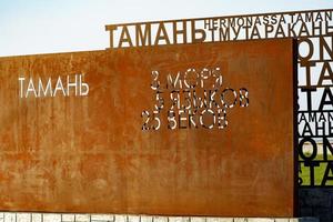 taman, Rusland - augustus 1, 2022-stad landschap met een visie van de mijlpaal. foto