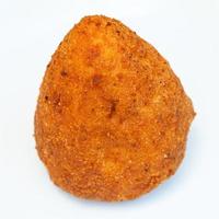 een vlees gevuld rijst- bal arancini Aan bord foto