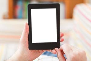 Mens lezen met e-book lezer met besnoeiing uit scherm foto