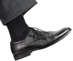 mannetje Rechtsaf been in zwart schoen duurt een stap foto