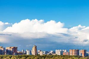 groot laag wit wolk over- woon- wijk foto