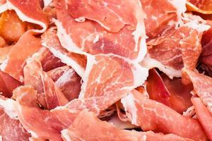 dun plakjes van Jamon dichtbij omhoog foto