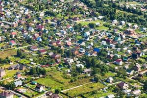 bovenstaand visie van veel huisjes in voorstad dorp foto