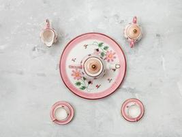 bovenstaand visie van roze porselein thee reeks Aan beton foto