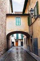 boog Aan oud straat in Florence stad in herfst foto