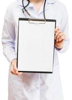 verpleegster houdt klembord met blanco papier foto