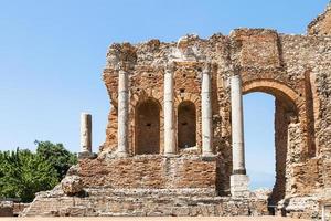 muur en kolommen van teatro greco in Taormina foto
