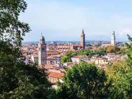 visie van verona oud stad- tussen groen bomen foto