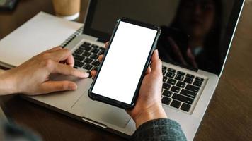 een vrouw gebruik makend van blanco scherm tablet met stylus Aan donker modern kantoor bureau foto