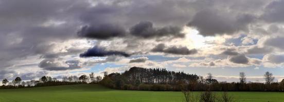 prachtig panorama met hoge resolutie van een Noord-Europees landlandschap met velden en groen gras foto