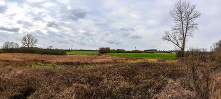prachtig panorama met hoge resolutie van een Noord-Europees landlandschap met velden en groen gras foto