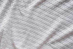 witte stof sportkleding voetbaltrui met luchtgaas textuur achtergrond foto