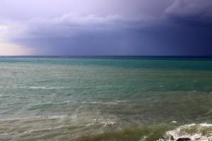 zanderig strand Aan de middellandse Zee zee in noordelijk Israël. foto