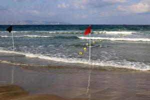 zanderig strand Aan de middellandse Zee zee in noordelijk Israël. foto