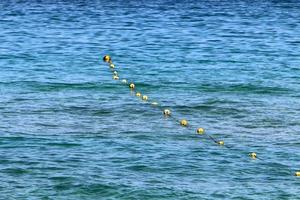 zanderig strand Aan de middellandse Zee zee in noordelijk Israël. foto