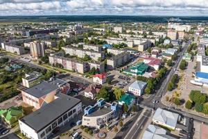 antenne panoramisch visie van een Super goed hoogte van een klein provinciaal stad- met een privaat sector en hoogbouw appartement gebouwen foto